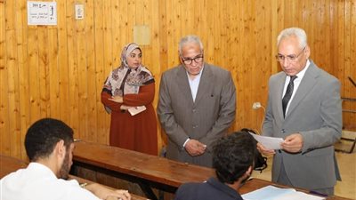 جولة ميدانية لرئيس جامعة المنيا لعدد من لجان امتحانات الهندسة