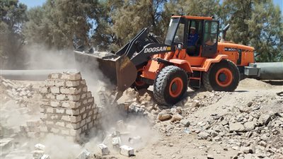 بالصور.. إزالة 11 حالة تعد على مساحة 3650 متر بمدينة الزينية بالأقصر