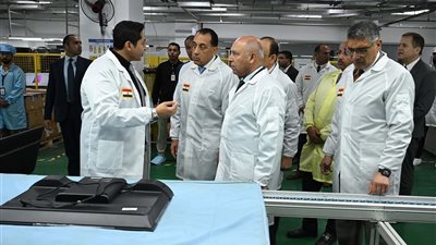 مدبولي يتفقد مشروع تصنيع أجهزة شاشات التليفزيون والهواتف المحمولة بمصنع 