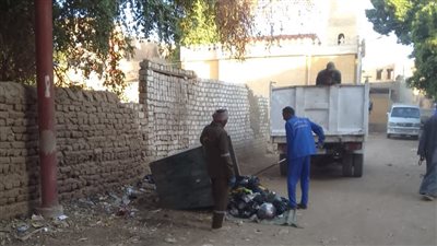 بالصور.. حملة موسعة لرفع الأتربة المتراكمة على جوانب الطرق بالأقصر