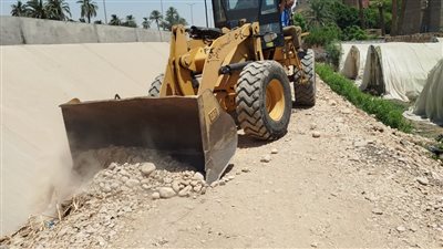 بالصور.. حملة موسعة لرفع الأتربة والمخلفات الصلبة في الأقصر