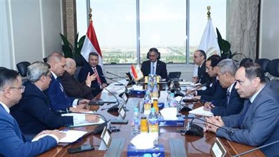 وزير التموين يتابع عمل منظومة الخبز المدعم مع رئيس شعبة المخابز