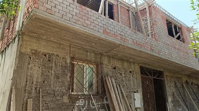 حي حلوان يوقف أعمال بناء مخالفة في المهد (صور)