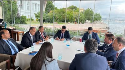 وزير الخارجية يلتقي بمجموعة من رجال الأعمال الأتراك خلال زيارته لإسطنبول