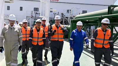 رئيس الوزراء يتفقد سفينة تغييز الغاز الطبيعى المسال 