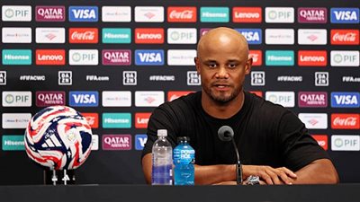 كومباني: راضٍ عن الأداء أمام بوكا جونيورز.. ونأمل أن لا تكون إصابة موسيالا خطيرة