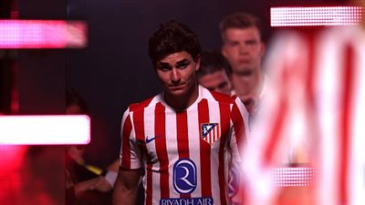 برشلونة يضع جوليان ألفاريز على رأس أولوياته لخلافة ليفاندوفسكي