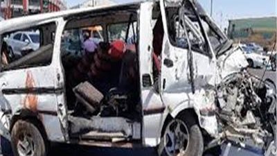 إصابة 13 شخصا في انقلاب ميكروباص بأرض زراعية بالصف