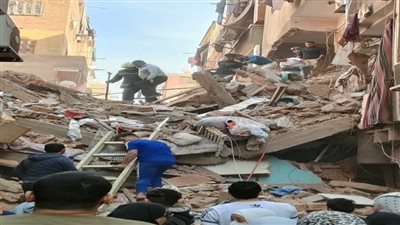 انهيار عقار شبرا يحطم 3 سيارات ويثير الذعر بين السكان.. تفاصيل