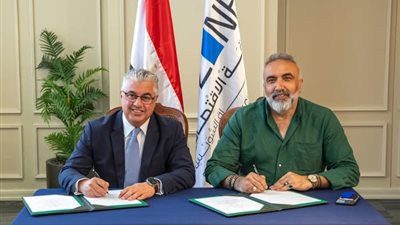 رئيس اقتصادية قناة السويس يوقع عقد مع شركة 