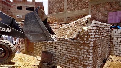 بالصور.. إزالة 3 حالات تعد علي الأراضي الزراعية بمدينة الأقصر