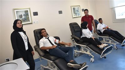 بالصور.. طلاب الجامعات يدعمون مرضي الأورام السرطانية في شفاء الأورمان بالصعيد