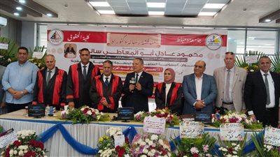 رئيس جامعة دمياط يشهد مناقشة رسالة دكتوراة في القانون المدني