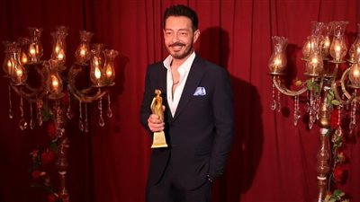 بعد فوزه بجائزة نجم العام.. أحمد زاهر يوجه الشكر لصناع مسلسل سيد الناس 