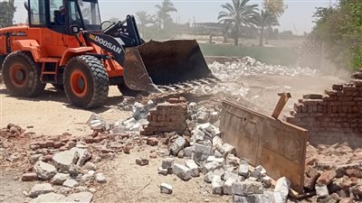 بالصور.. تنفيذ 9 قرارات إزالة تعد علي أراضي زراعية بالأقصر