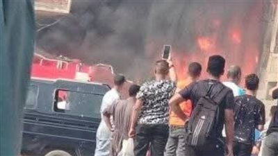 15 سيارة إطفاء تسيطر على حريق مخزن دهانات البراجيل.. صور