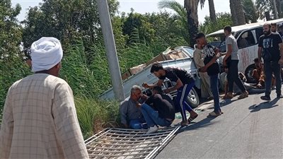 عاجل... مصرع وإصابة 16 شخصاً في حادث تصادم ميكروباص وربع نقل بالمنيا 