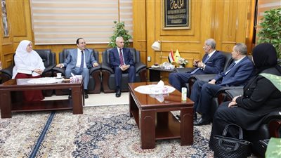 رئيس جامعة المنيا يستقبل وزير التربية والتعليم الفني الأسبق