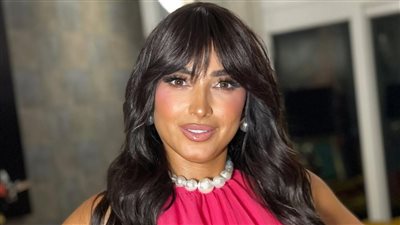 بفستان أحمر ولوك مختلف.. روجينا تخطف الأنظار في أحدث ظهور (صور)