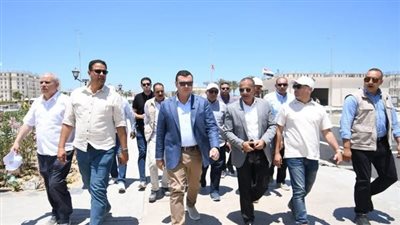 وزير الإسكان يتفقد كوبرى 