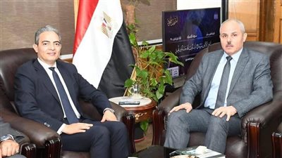 جامعة قناة السويس تُكرم نقيب الإعلاميين لأبحاثه في العلوم البينية بين الاقتصاد والإعلام.