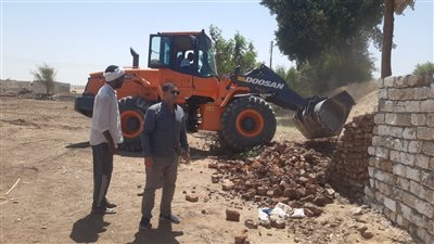بالصور.. إيقاف محاولة بناء مخالف ومصادرة مواد البناء بالأقصر