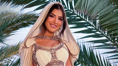 مي عمر تعود من تونس بعد تكريمها على مسرح قرطاج