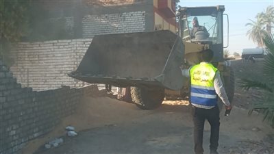 بالصور.. تنفيذ أعمال إزالة حالات البناء المخالف دون ترخيص بمدينة الأقصر