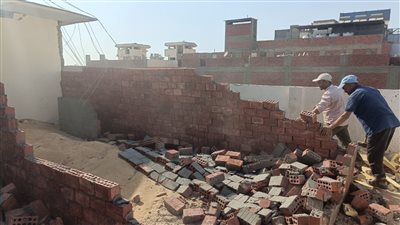 إزالة فورية لمخالفة بناء داخل شقة بالدور العاشر بحي حلوان (صور) 