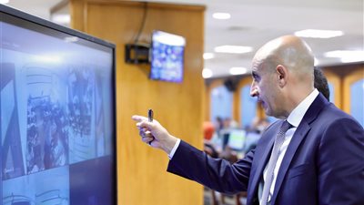 عبر كاميرات المراقبة.. وزير التعليم يتابع سير امتحانات «الثانوية العامة» بغرفة العمليات المركزية