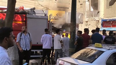 بالصور.. حريق هائل يلتهم محل ملابس بشارع طه بالمنيا