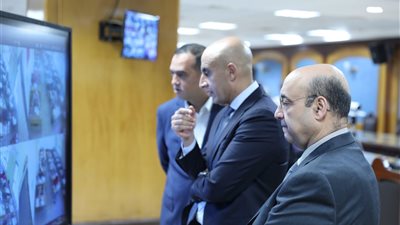 من داخل غرفة العمليات.. وزير التعليم يتابع سير امتحانات الفيزياء والتاريخ