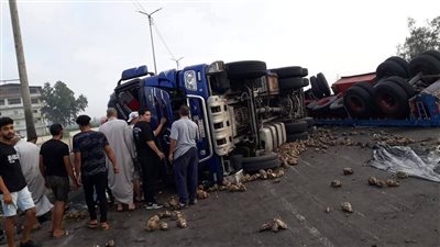 وفاة سائق وإصابة نجله في انقلاب سيارة نقل ببلقاس فى الدقهلية 
