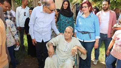محافظ المنيا يسلّم كرسيًا كهربائيًا لـ«عم منصور» بعد تبرعه بقطعة أرض للدولة