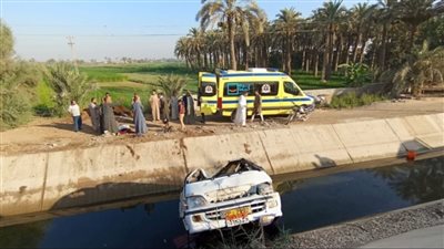 مصرع سائق ميكروباص إثر انقلاب سيارته في ترعة بالصف (صور)