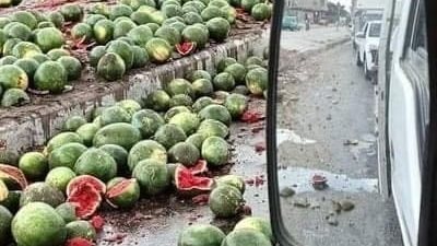 انقلاب سيارة محملة بالبطيخ في نفق الدائري اتجاه طريق الواحات