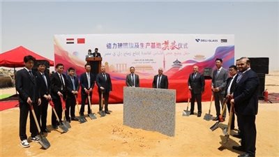 رئيس اقتصادية السويس يشهد وضع حجر أساس مشروع ديلي إيجيبت للمنتجات الزجاجية المنزلية بالسخنة