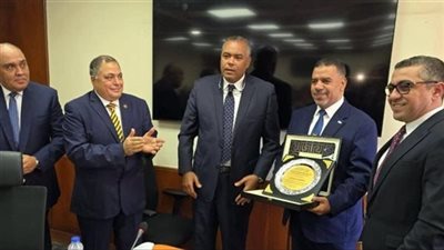 اتحاد بنوك مصر يكرّم رئيس القطاع القانوني بالبنك التجاري الدولي - مصر