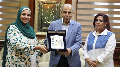 محافظ المنيا يُكرم مديرة الإدارة الصحية بسمالوط تقديرًا لجهودها في تطوير الخدمة الطبية 