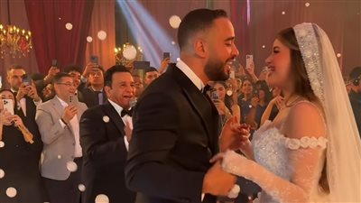 بالصور.. محمد فؤاد يغني ويبكي في حفل زفاف ابنته