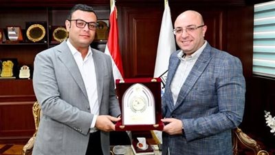 وزير الإسكان يتابع موقف مشروعات 