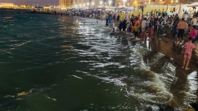 بدء تطبيق تعليمات محافظ الإسكندرية بمنع نزول البحر ليلا