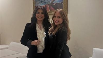 أزمة لوحة مسروقة.. فنانة دنماركية تتهم مها الصغير بالسرقة ومنى الشاذلي تكشف الحقيقة