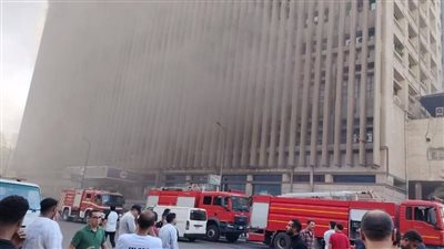 10 سيارات إطفاء و2 سلم هيدروليكى لإخماد حريق سنترال رمسيس 