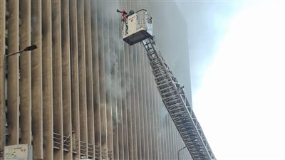 الحماية المدنية تعلن السيطرة على حريق سنترال رمسيس وجارى أعمال التبريد