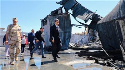 محافظ دمياط يعاين ميدانيًا موقع حريق أحد مصانع إنتاج الفوم بالمدينة الصناعية 