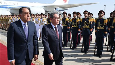رئيس الوزراء يستقبل رئيس مجلس الدولة الصيني بمطار القاهرة الدولي