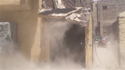 بالصور.. إزالة مبنى مخالف دون ترخيص بمنطقة الكرنك بالأقصر