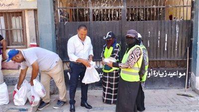 بعزبة البرج.. تكريم عمال النظافة وتوزيع شنط غذائية وأدوات عمل