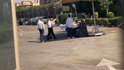 بدء توافد نجوم الفن على جنازة سامح عبد العزيز.. روبي أول الحضور (صور)